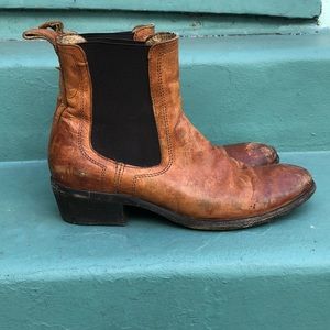 Frye Carson Chelsea boots in Cognac